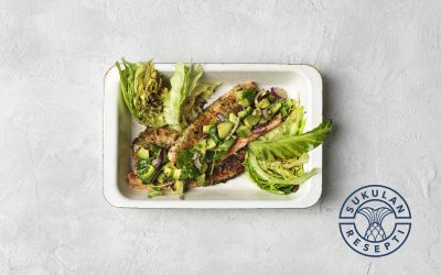 Grillattua kirjolohta, kaalta ja avokadoa
