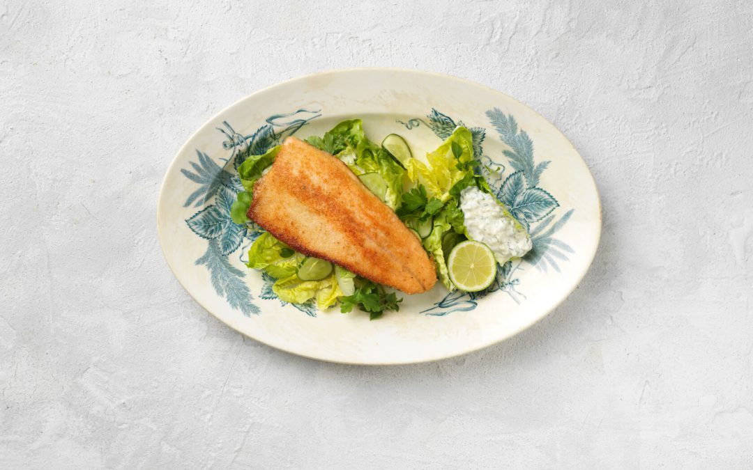 Paneroitua kirjolohta, vihreää salaattia ja tartar-kastiketta